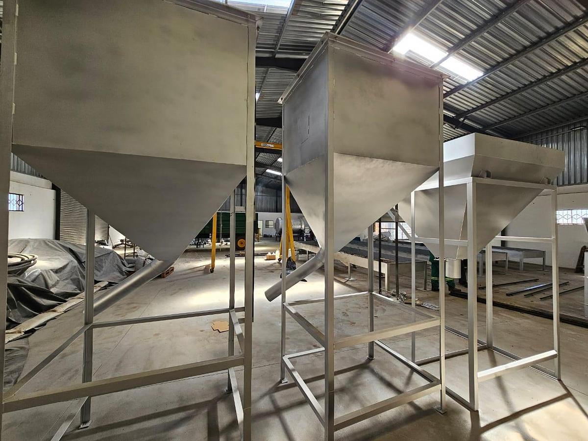 Used SS304 STAINLESS STEEL CLOSED-TOP GRAIN STORAGE BINS