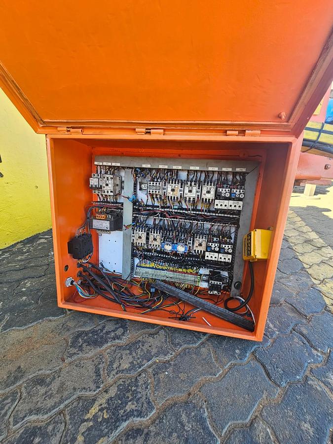 Used ELECTRIC WINCH WITH 2 ELECTRIC MOTORS , DV BOARD & REMOTE (USED)