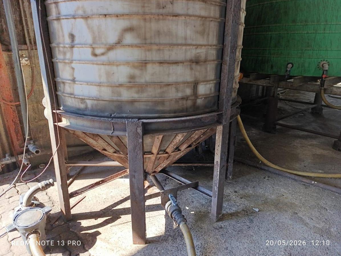 Used 5500L MIXING TANK, AGITATOR WITH 8 METER CONEYOR STRUCTURE