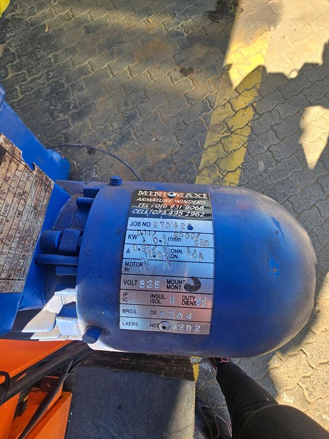 Used ELECTRIC WINCH WITH 2 ELECTRIC MOTORS , DV BOARD & REMOTE (USED)