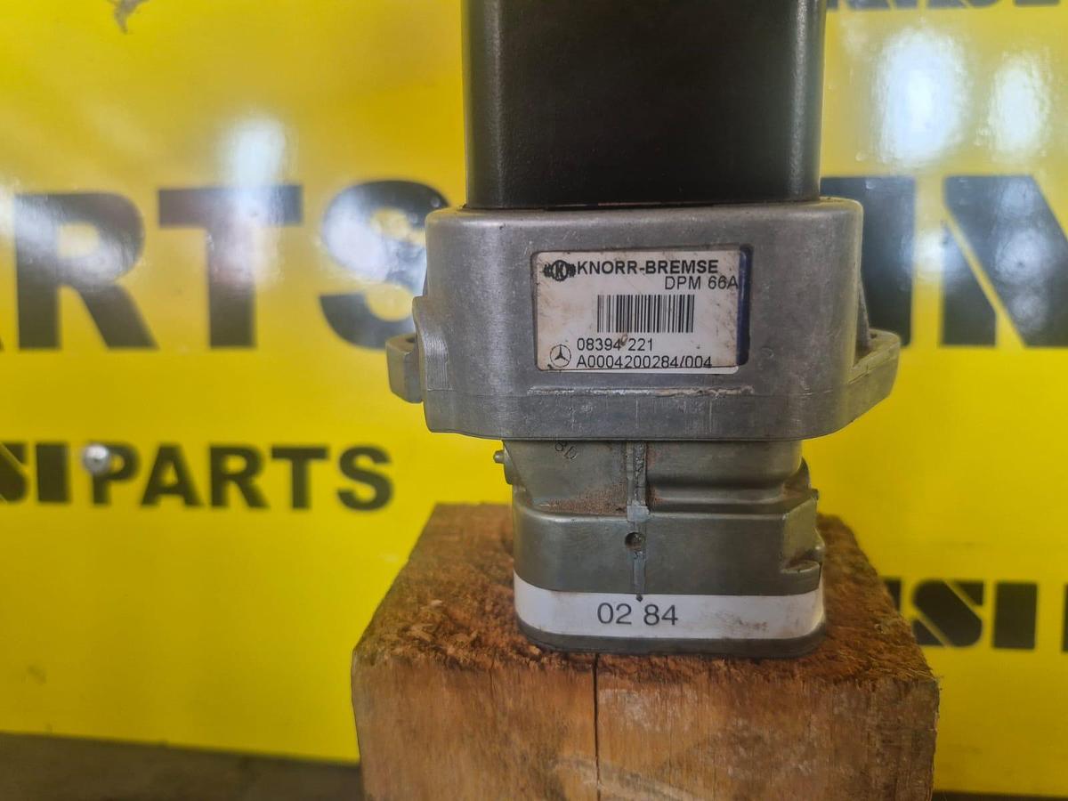 Used BELL (KNORR BREMSE) PARK BRAKE LEVER (USED)