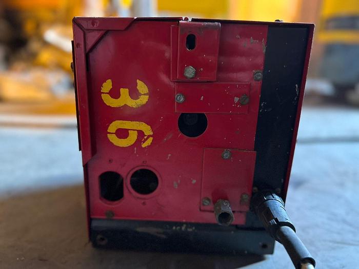 Used LINCOLN LN-7 CO2 WELDER WIRE FEEDER(NOT TESTED)