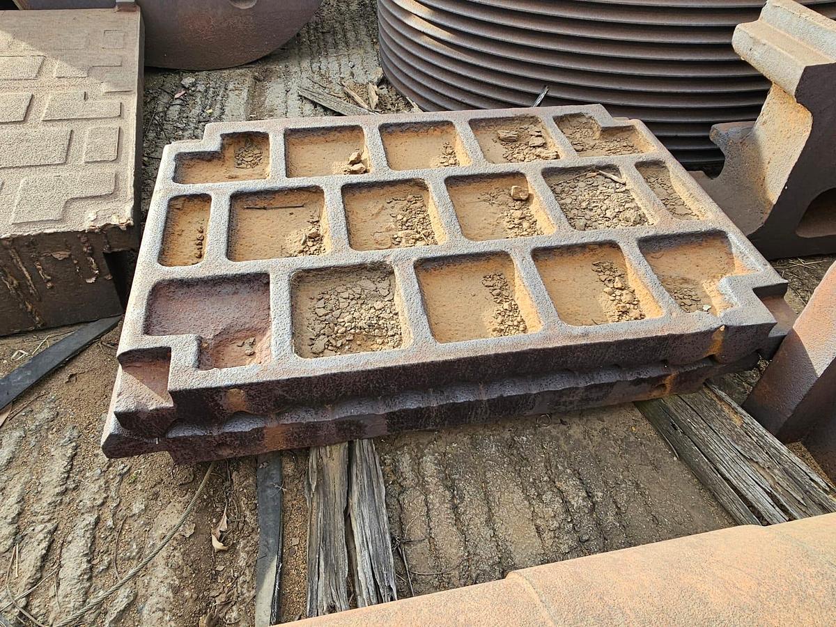 Used CRUSHER FLY WHEEL, TOGGLE PLATES AND HAMMER