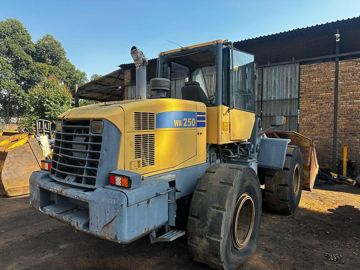 Used KOMATSU WA250-6 FRONT END LOADER - INOPERABLE