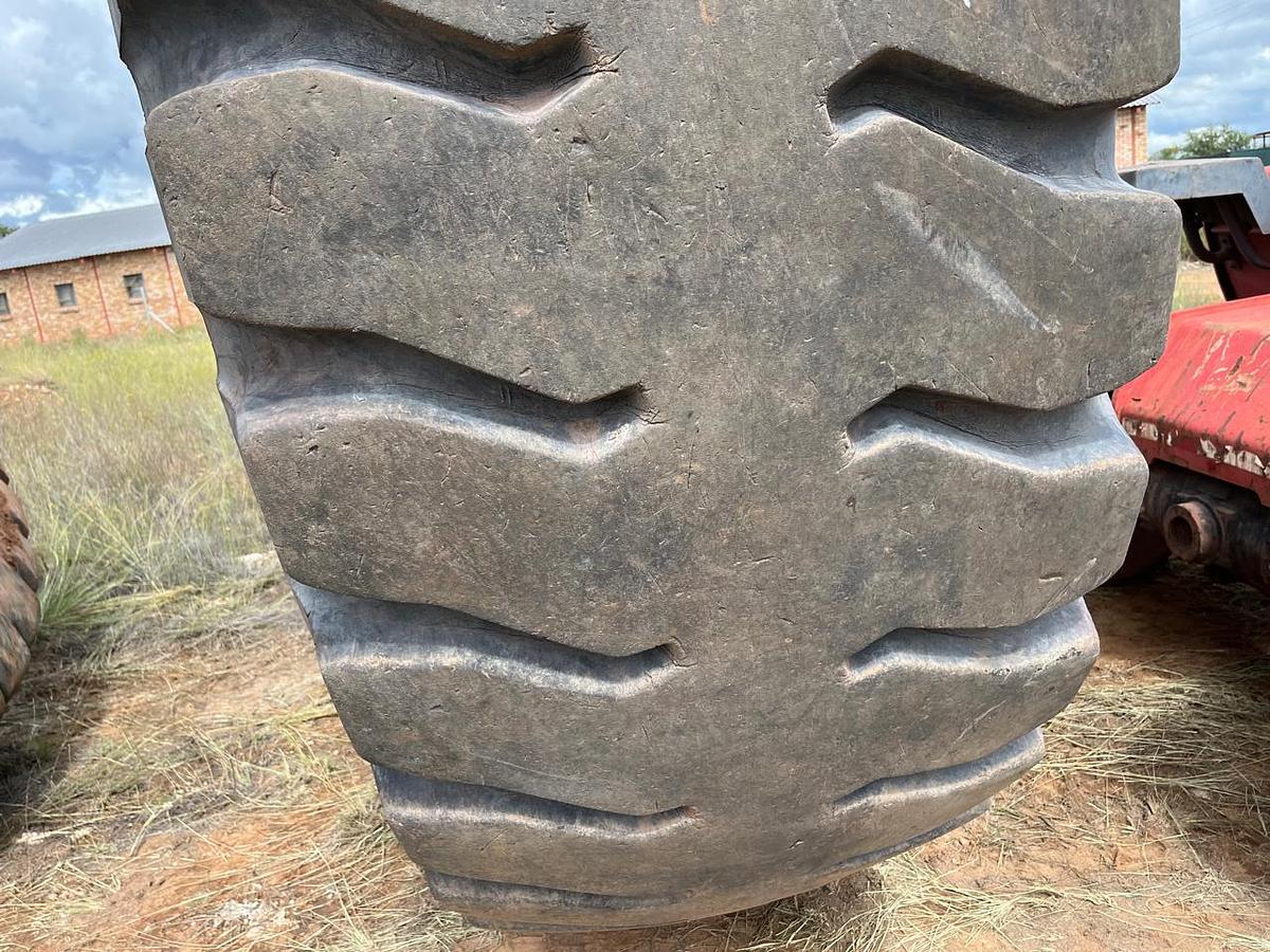 Used MIXED BRIDGESTONE EARTHMOVING TYRES - USED CONDITION