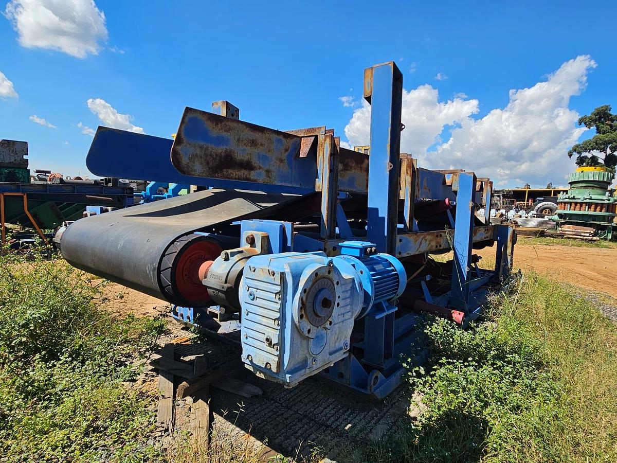 Used 1200 CONVEYOR BELT STRUCTURE ON SKIDS WITH 7.5 KW ELECTRIC MOTOR AND 1.18.96 RATIO GEARBOX 