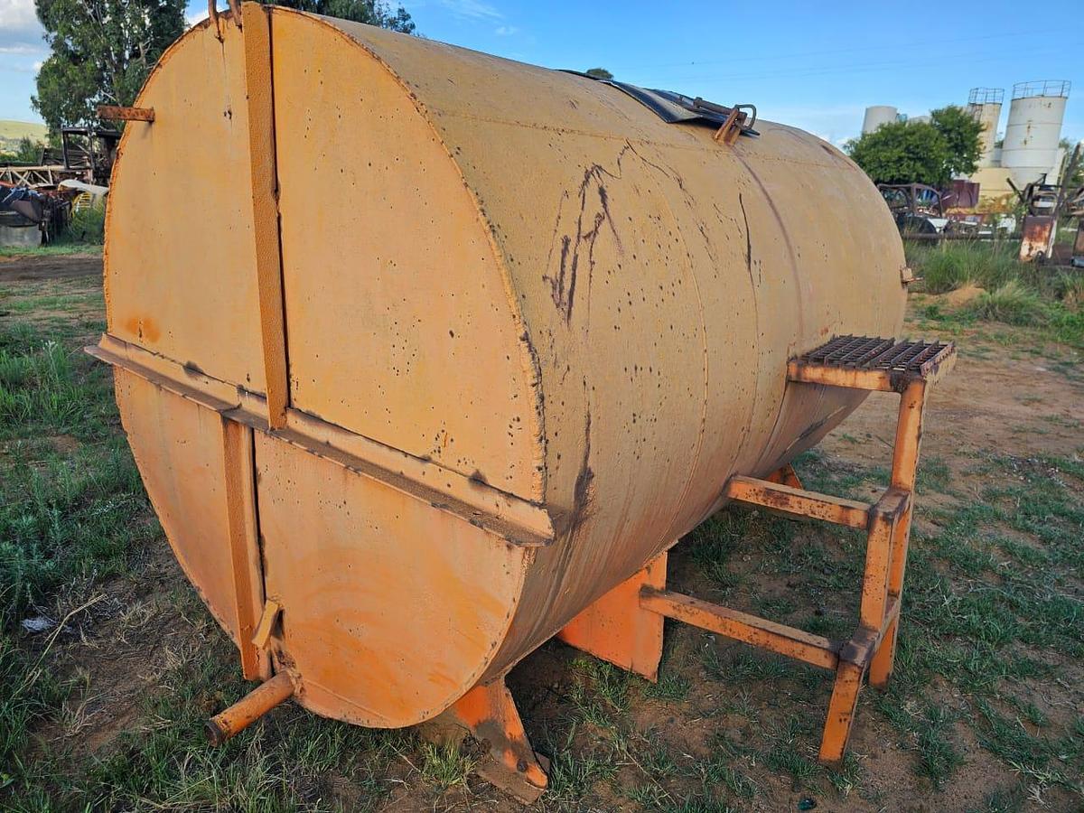 Used 4500 LITRE TANK ON STAND