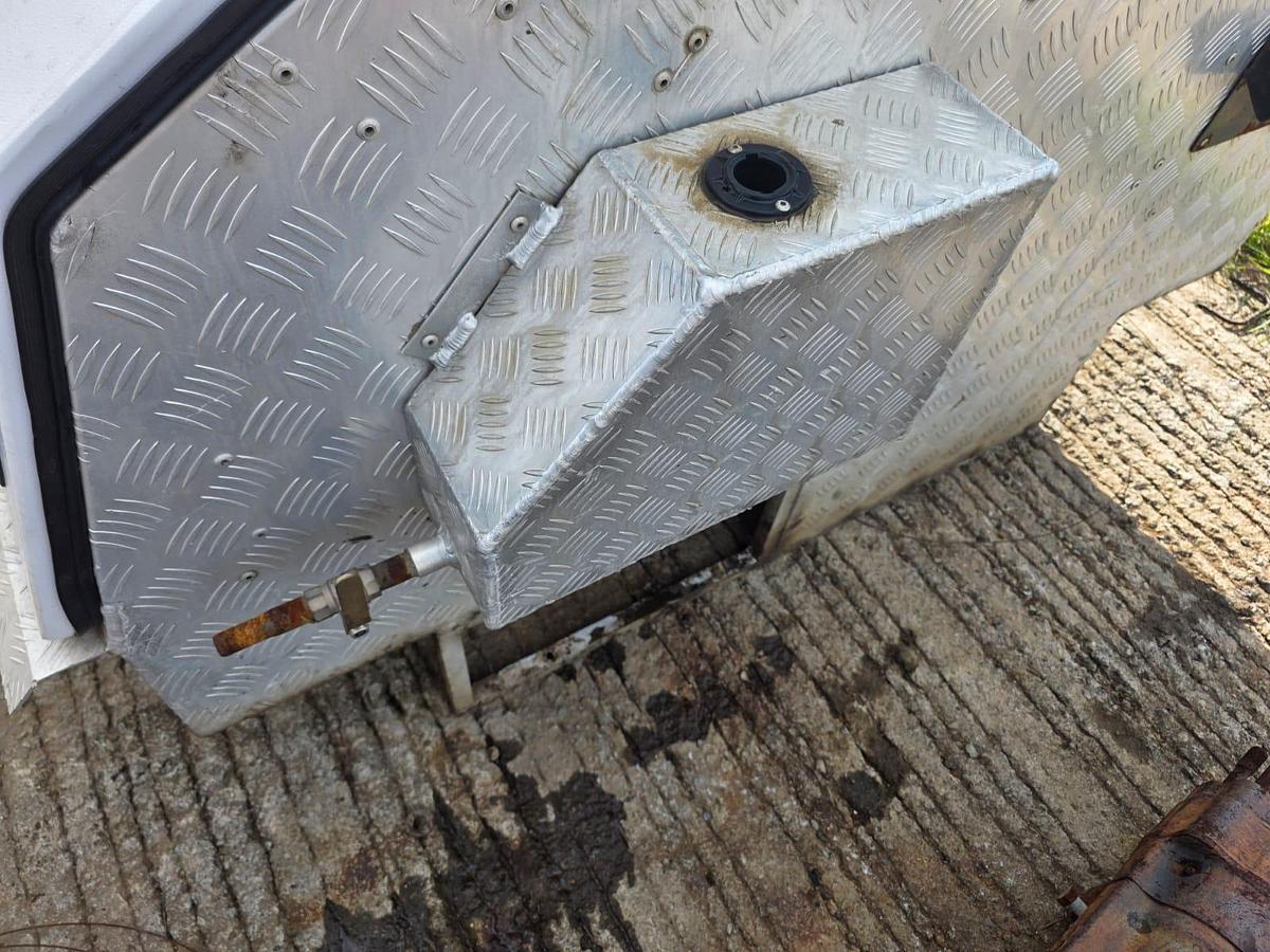 Used SMALL ALUMINUM BAKKIE TOOLBOX 1720MMX770MMX1M (USED)