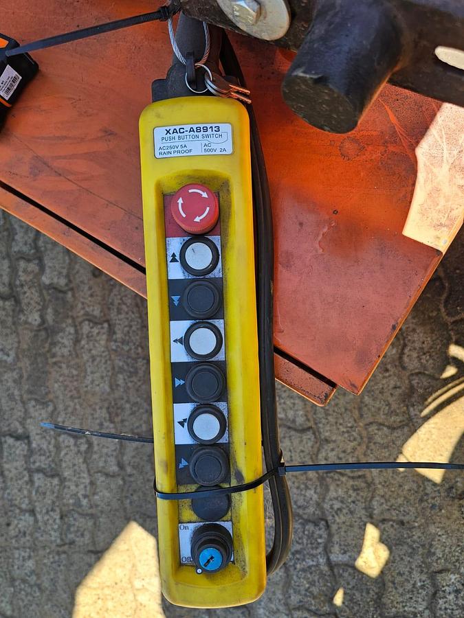 Used ELECTRIC WINCH WITH 2 ELECTRIC MOTORS , DV BOARD & REMOTE (USED)