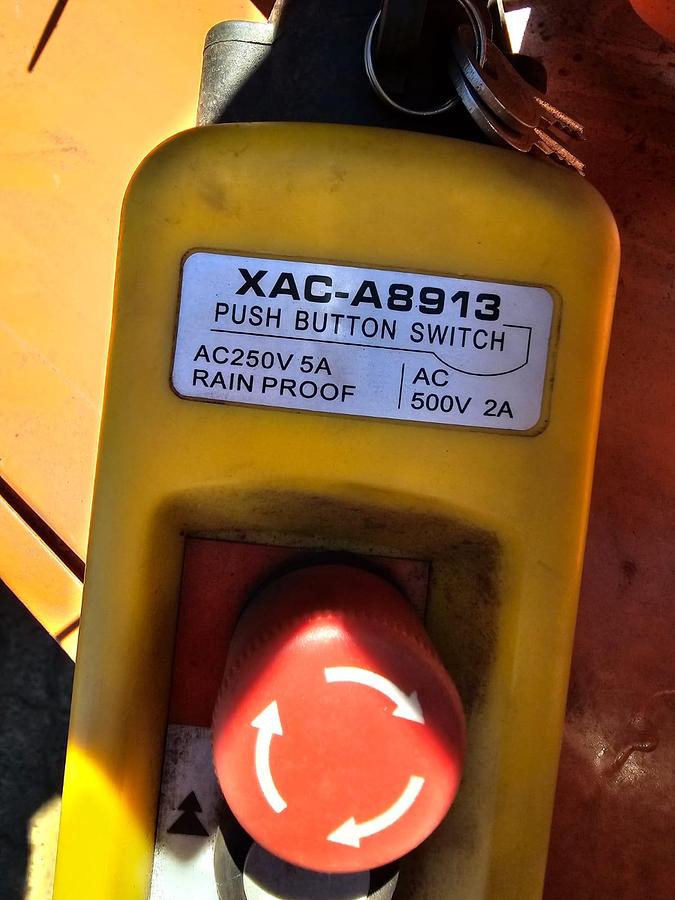 Used ELECTRIC WINCH WITH 2 ELECTRIC MOTORS , DV BOARD & REMOTE (USED)