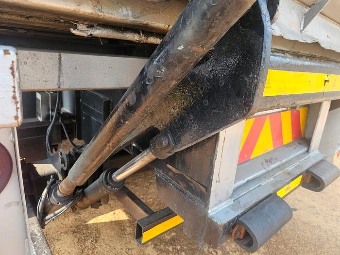 Used HENRED FRUEHAUF DOUBLE AXLE INSOLATED BODY TRAILER WITH RAVIOLI TAIL LIFT