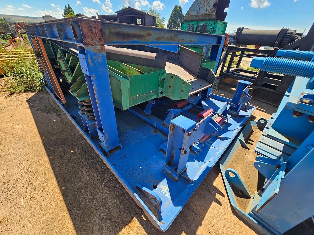 Used VIBRATING PAN FEEDER ON SKITS (USED)