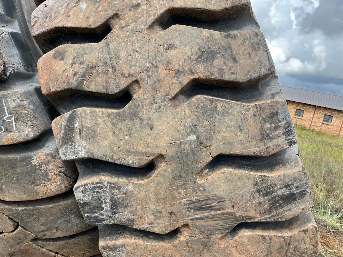 Used MIXED BRIDGESTONE EARTHMOVING TYRES - USED CONDITION