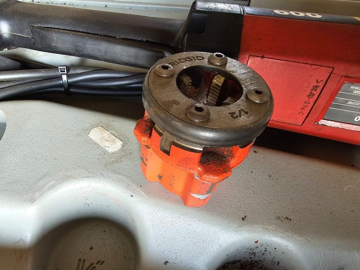 Used RIDGID 600 HEAVY DUTY PIPE THREADING MACHINE WITH DIES