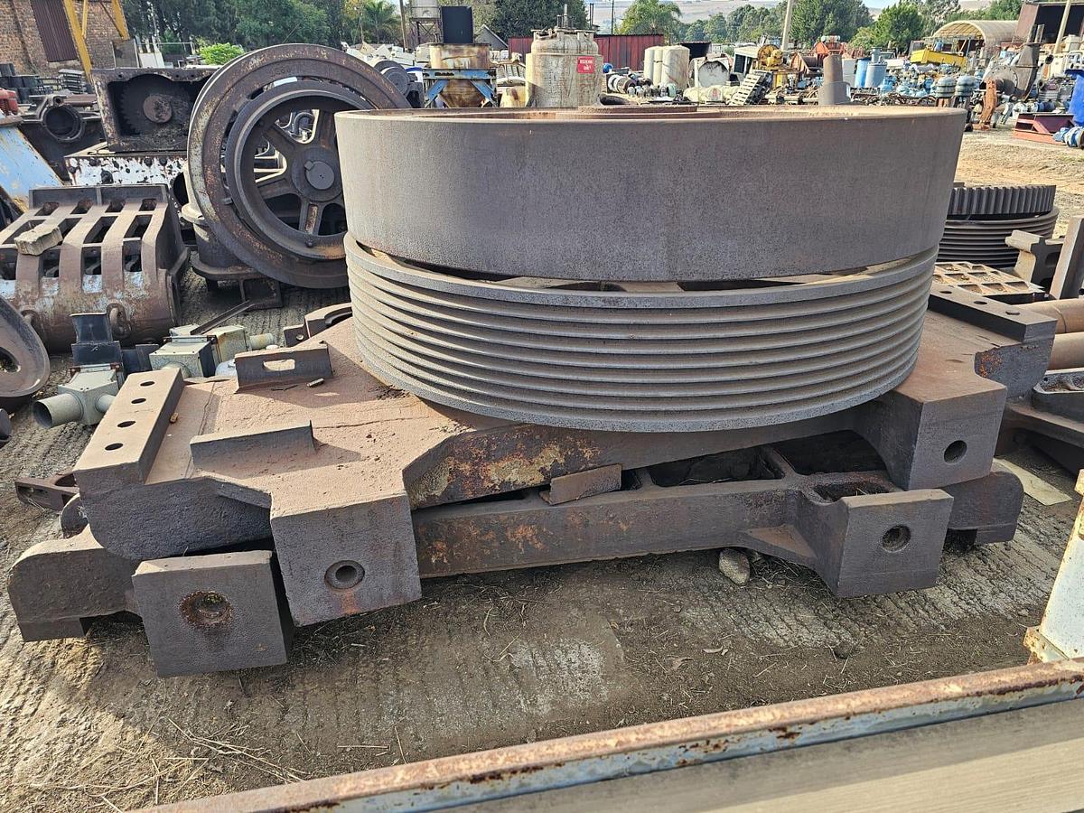 Used CRUSHER FLY WHEEL, TOGGLE PLATES AND HAMMER