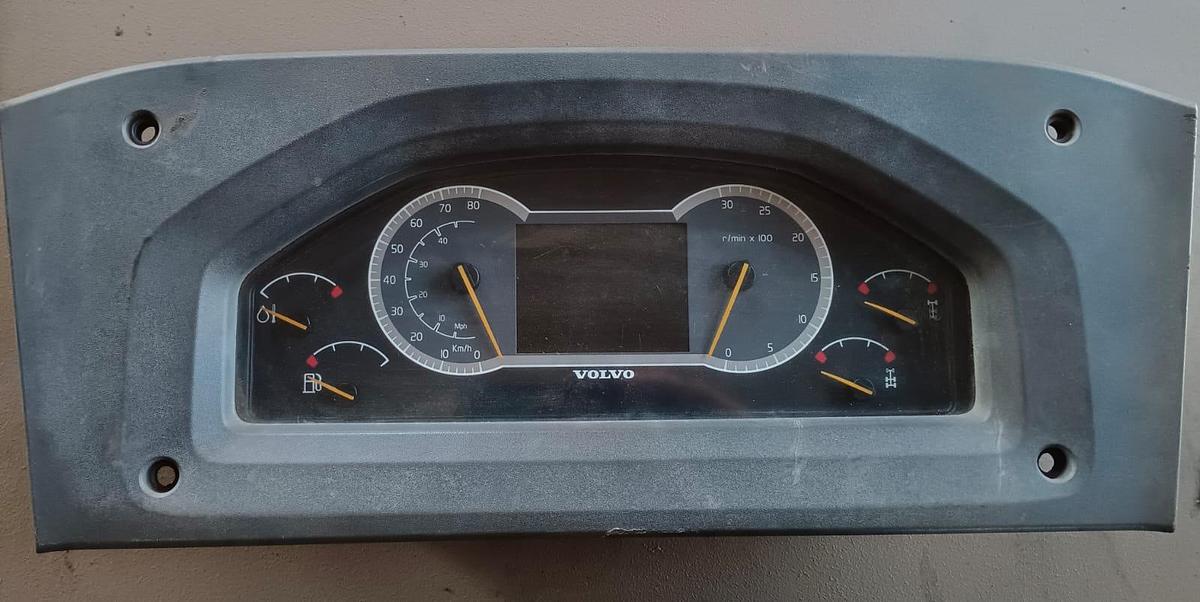 Used VOLVO INSTRUMENT CLUSTER (USED)