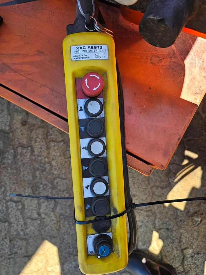 Used ELECTRIC WINCH WITH 2 ELECTRIC MOTORS , DV BOARD & REMOTE (USED)