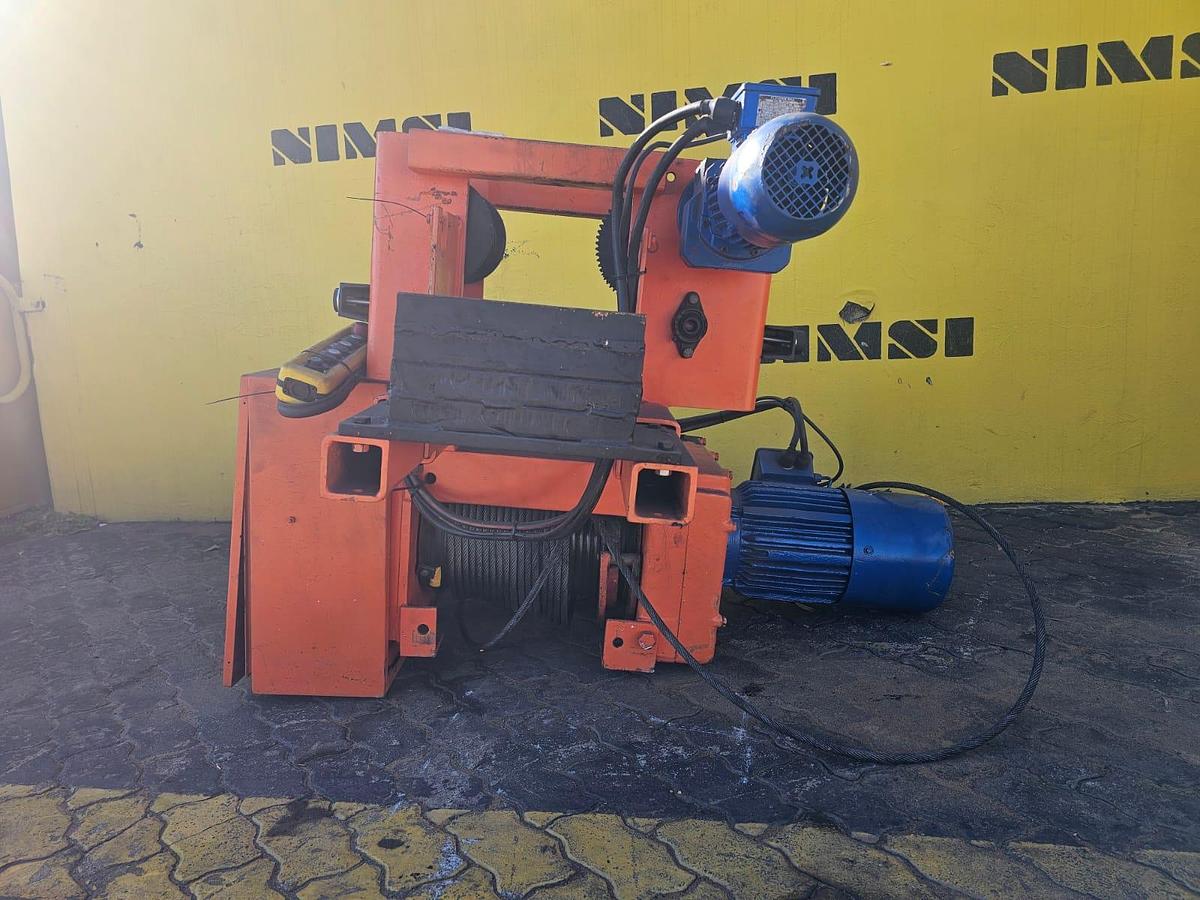 Used ELECTRIC WINCH WITH 2 ELECTRIC MOTORS , DV BOARD & REMOTE (USED)