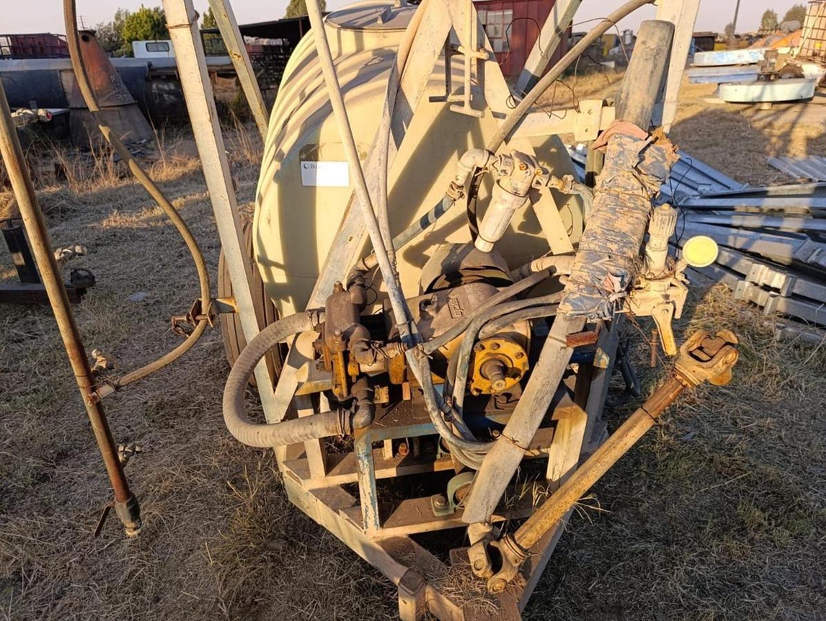 Used CROP SPRAYER COMPLETE WITH PTO PUMP - GOOD CONDITION