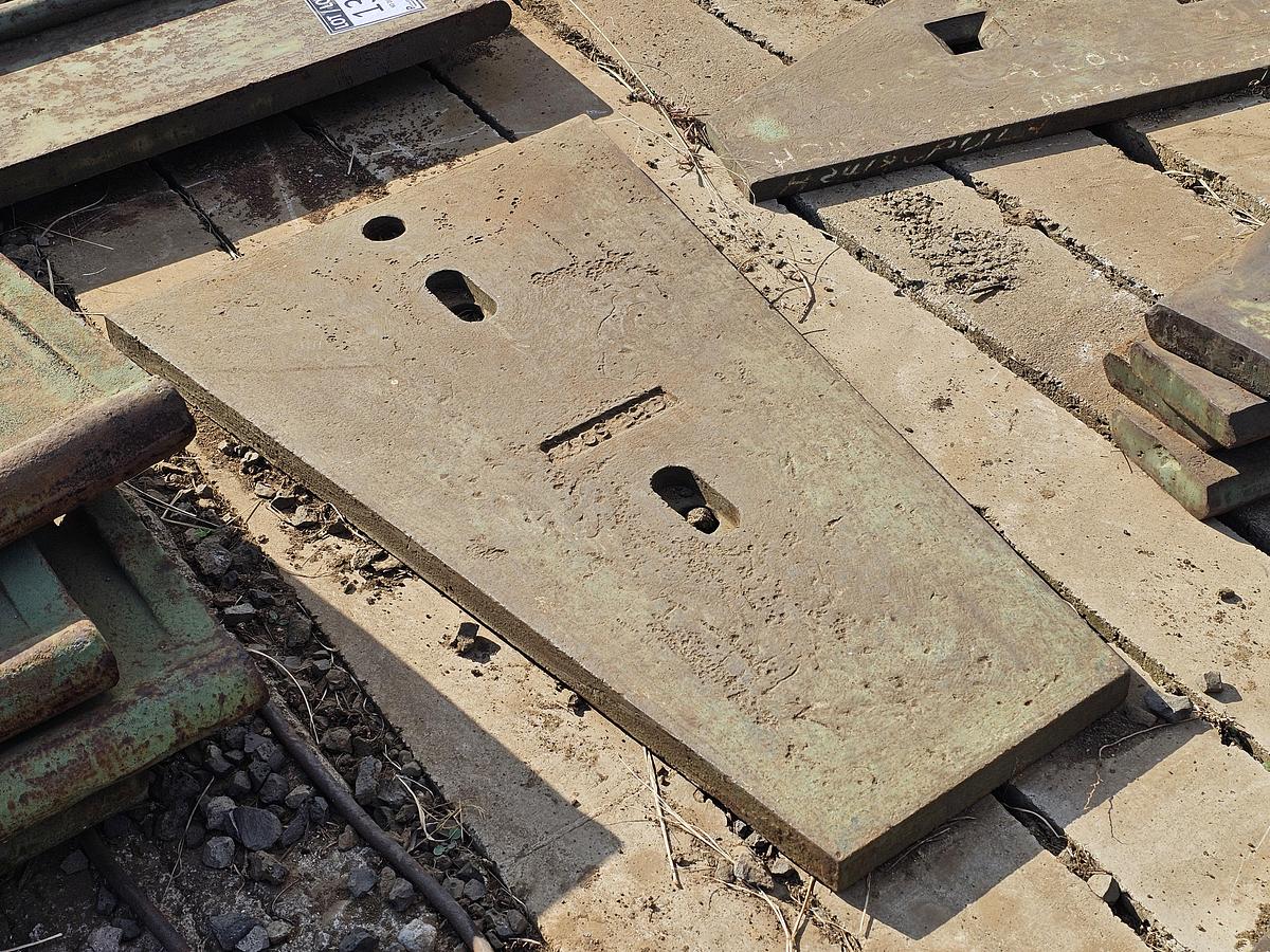 Used CRUSHER PLATES