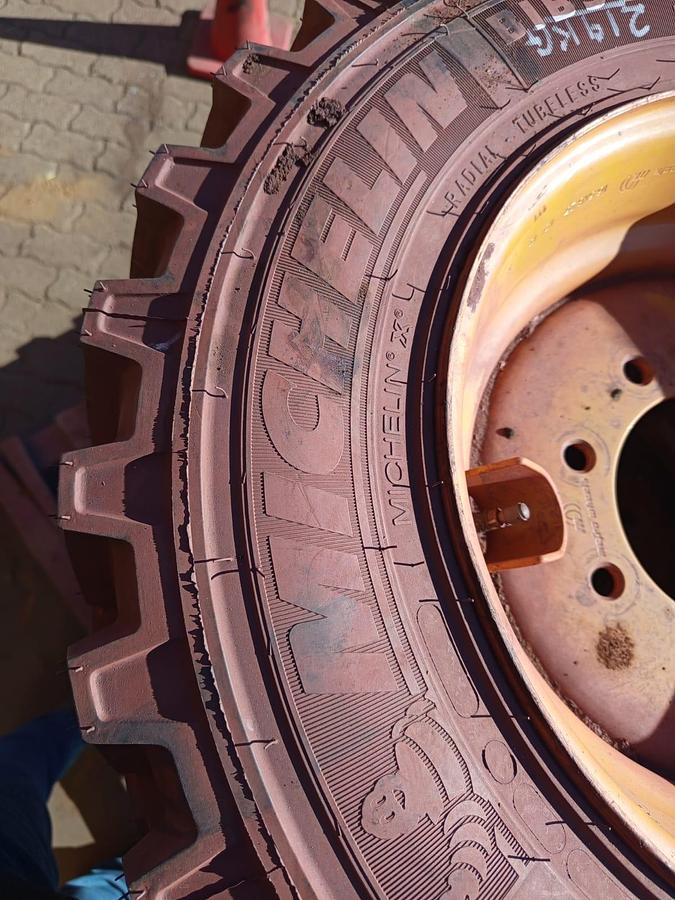 Used MICHELIN BIBSTEEL HARD SURFACE 260/70 R 16.5 IND 