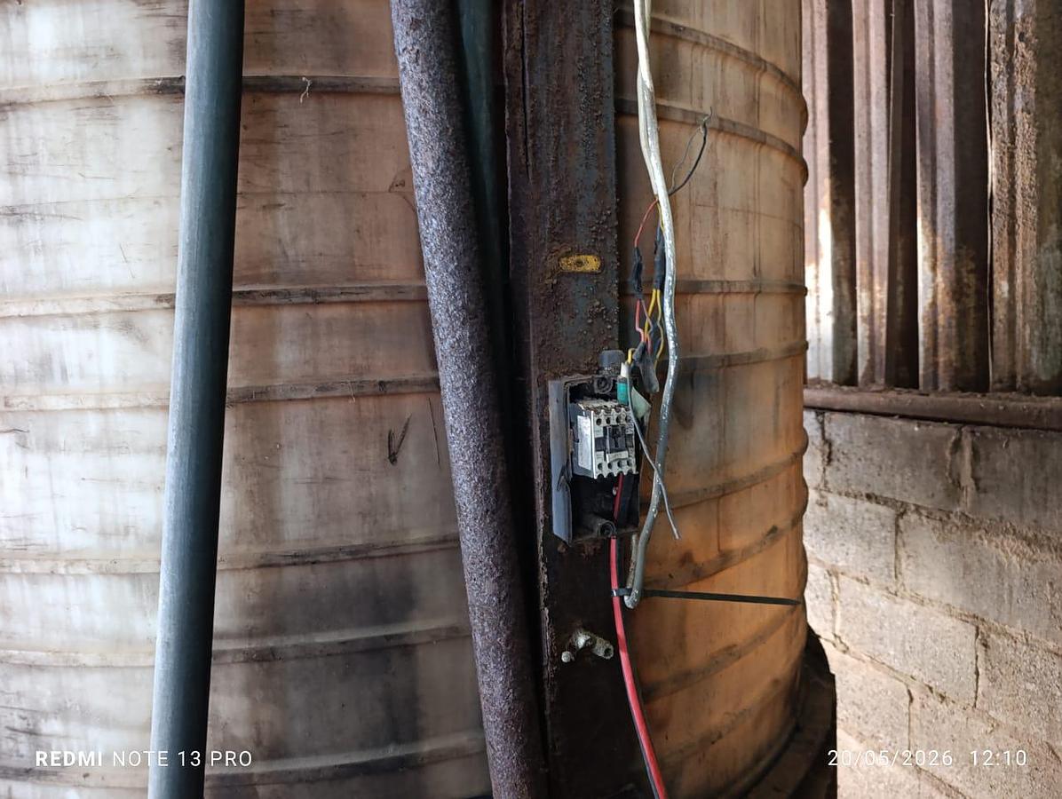 Used 5500L MIXING TANK, AGITATOR WITH 8 METER CONEYOR STRUCTURE