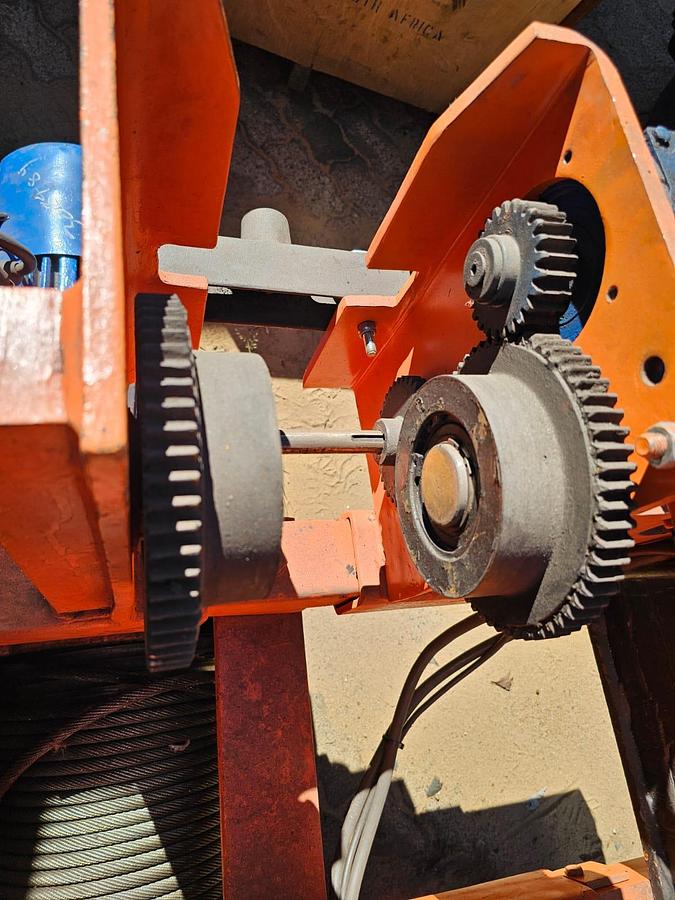 Used ELECTRIC WINCH WITH 2 ELECTRIC MOTORS , DV BOARD & REMOTE (USED)