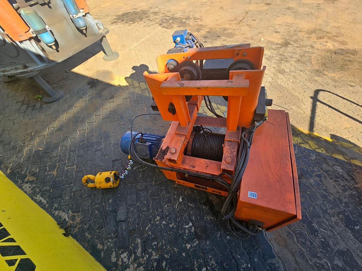 Used ELECTRIC WINCH WITH 2 ELECTRIC MOTORS , DV BOARD & REMOTE (USED)