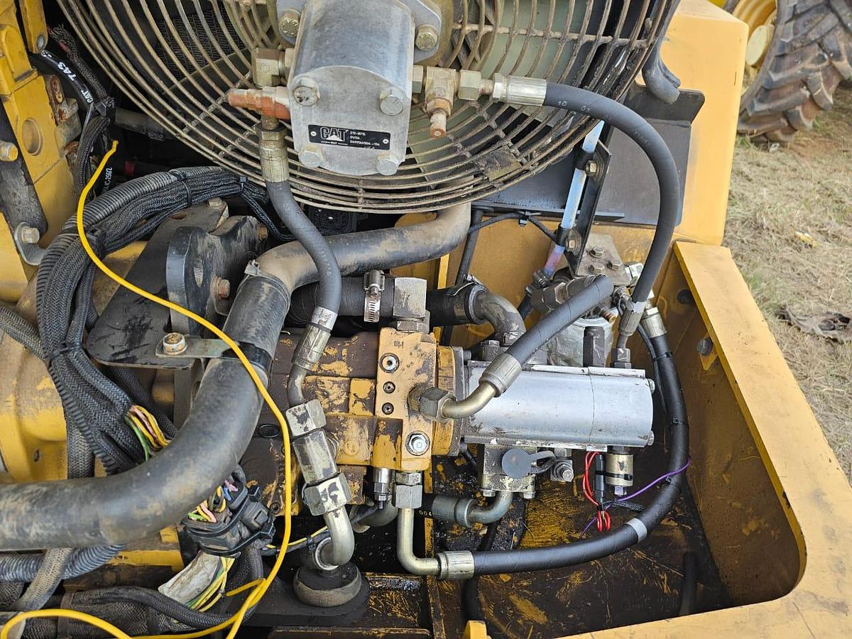Used CATERPILLAR 902 WHEEL LOADER