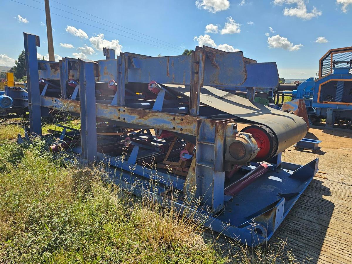 Used 1200 CONVEYOR BELT STRUCTURE ON SKIDS WITH 7.5 KW ELECTRIC MOTOR AND 1.18.96 RATIO GEARBOX 