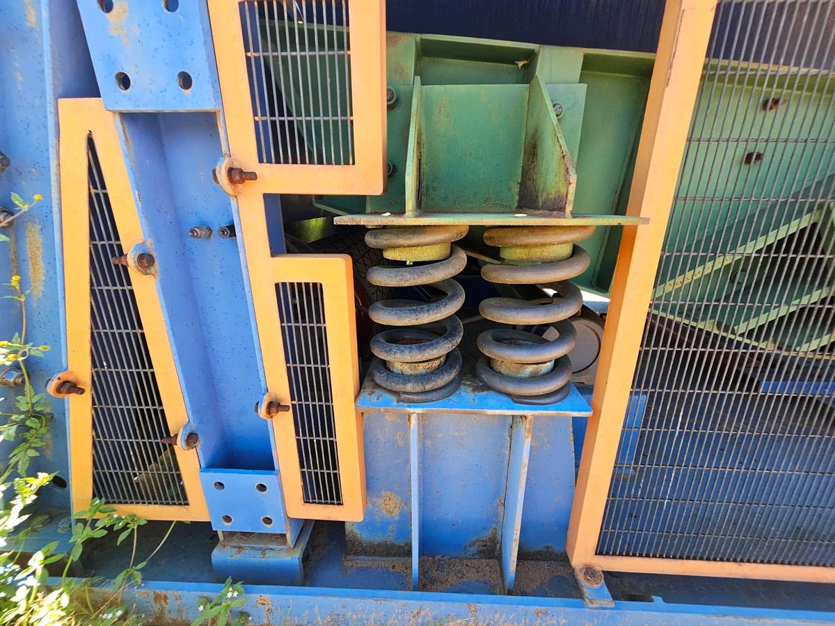 Used VIBRATING PAN FEEDER ON SKITS (USED)