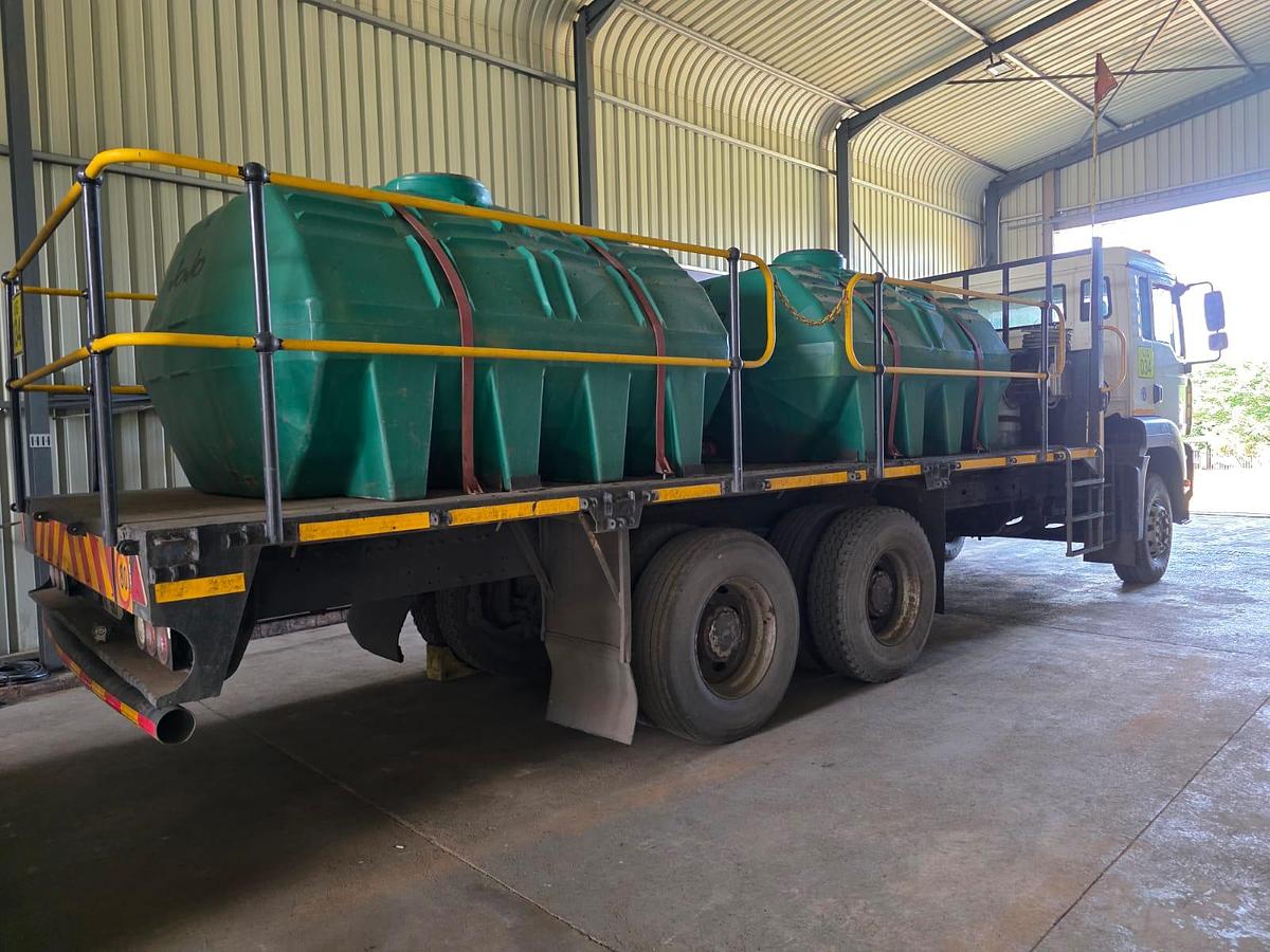 Used MAN 33-400BB 6X4 TRUCK WITH TWO (2) 2500 LITRE WATER TANKS & PUMPS - WITH NATIS