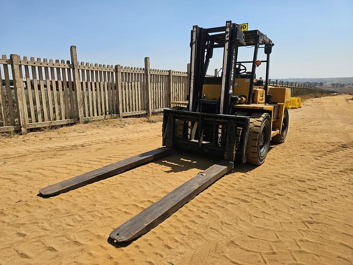 Used KOMATSU FD80H-5 FORKLIFT WITH TWO (2) EXTENDED FORKS (RUNNER) (BATTERIES NOT INCLUDED)