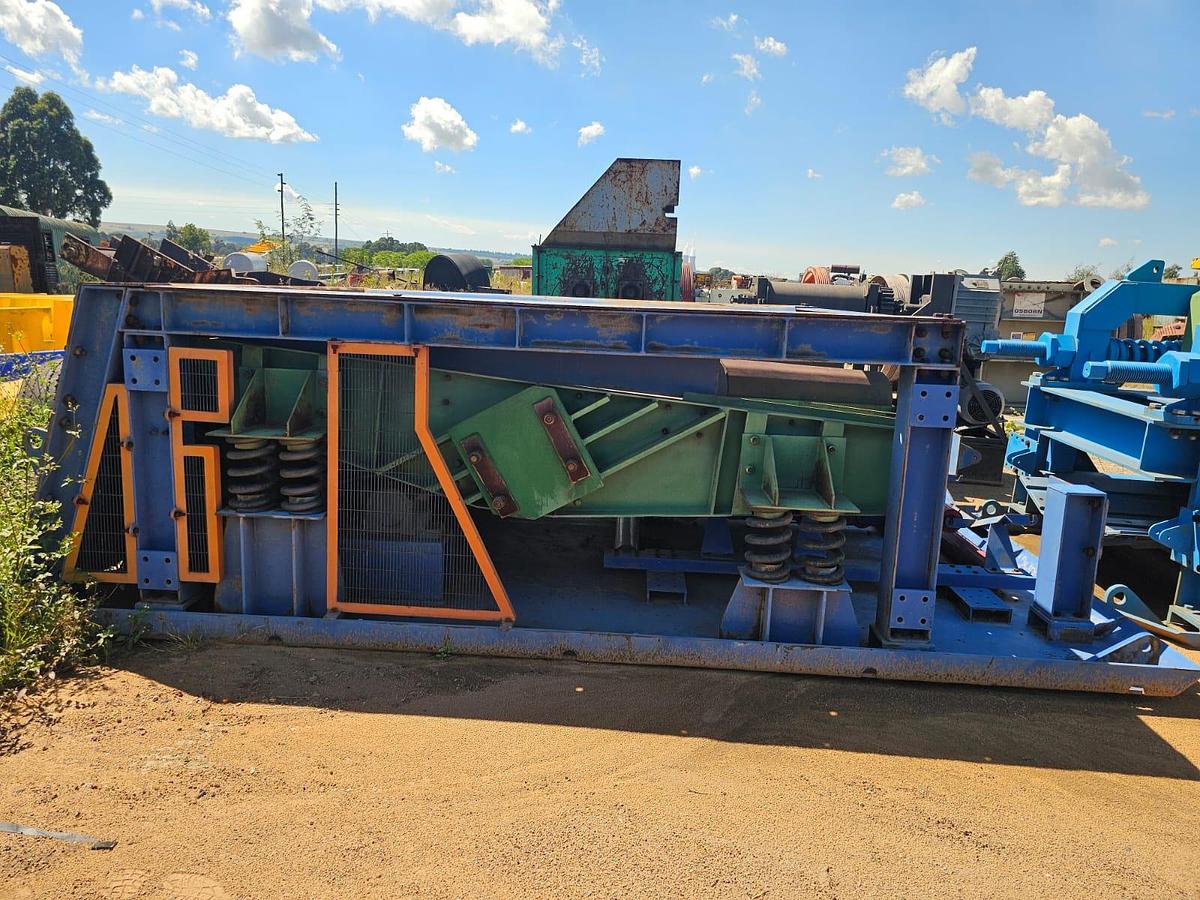 Used VIBRATING PAN FEEDER ON SKITS (USED)