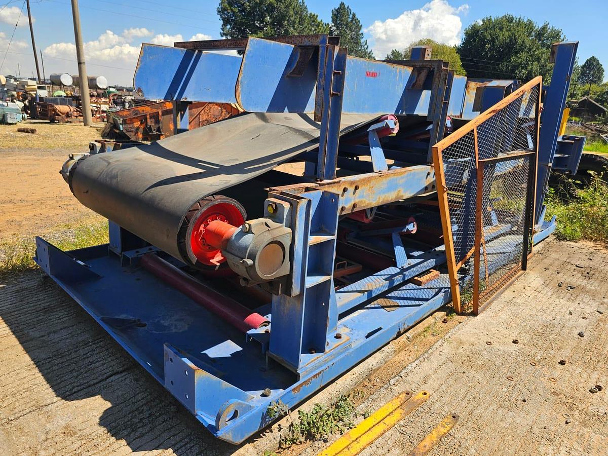 Used 1200 CONVEYOR BELT STRUCTURE ON SKIDS WITH 7.5 KW ELECTRIC MOTOR AND 1.18.96 RATIO GEARBOX 