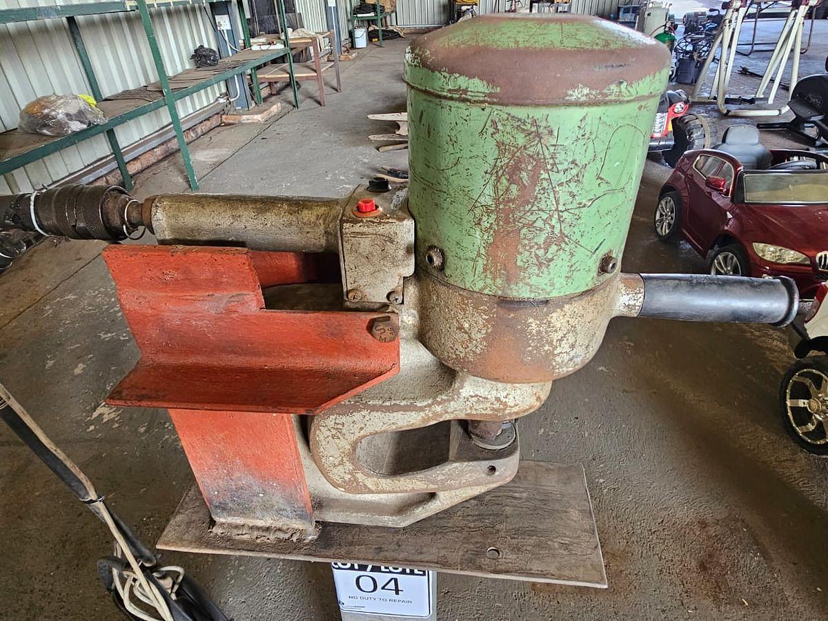 Used INDUSTRIAL HYDRAULIC MOBILE GURDER PUNCH MAX 10MM THICKHNESS PLATE