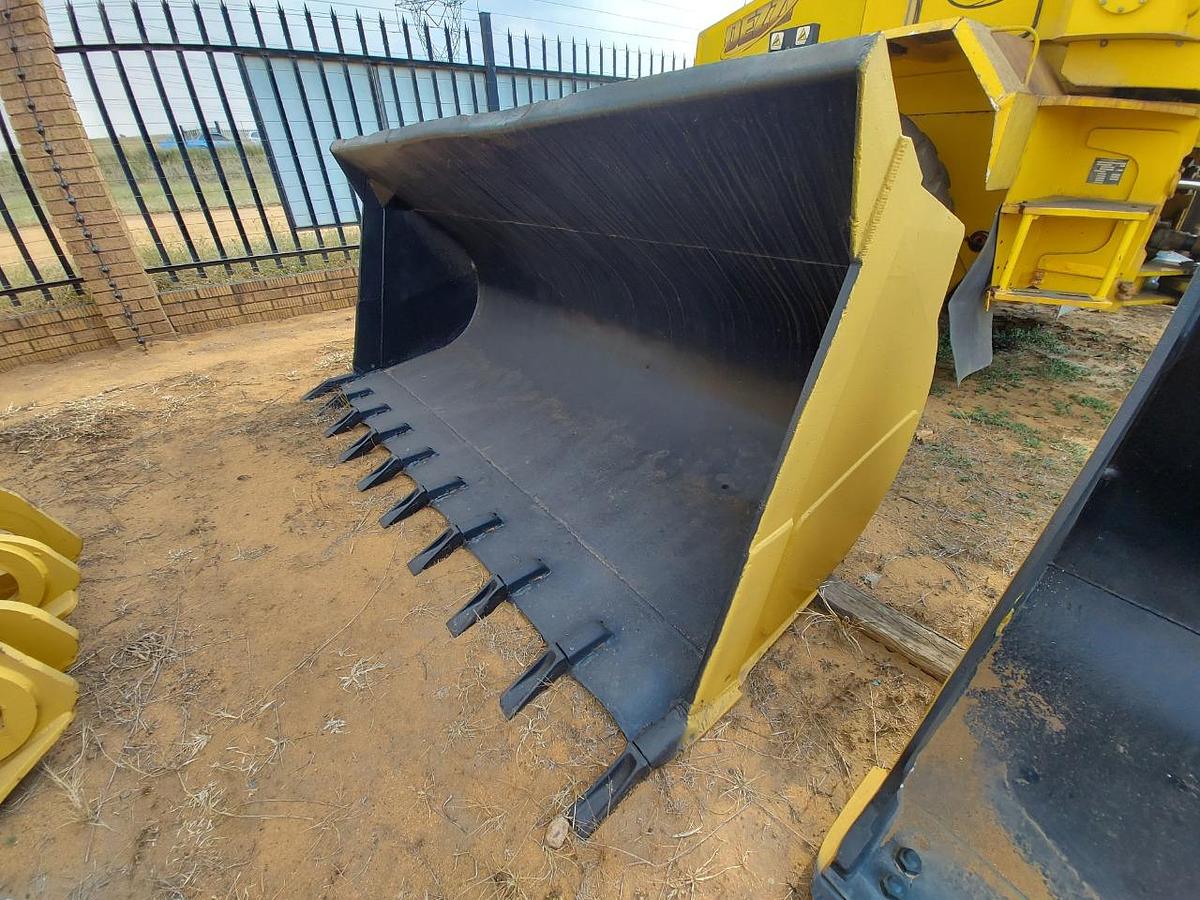 Used CAT FROND END LOADER BUCKET