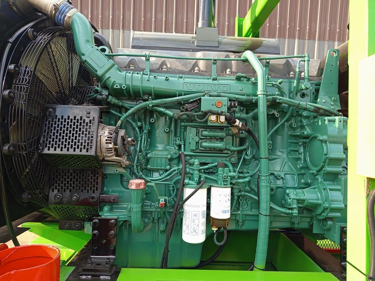 Used WATER PUMP ON A TRAILER WITH VOLVO ENGINE (BATTERIES NOT INCLUDED)