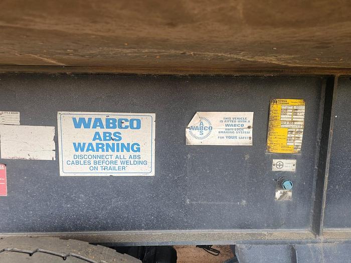 Used HENRED FRUEHAUF DOUBLE AXLE INSOLATED BODY TRAILER WITH RAVIOLI TAIL LIFT