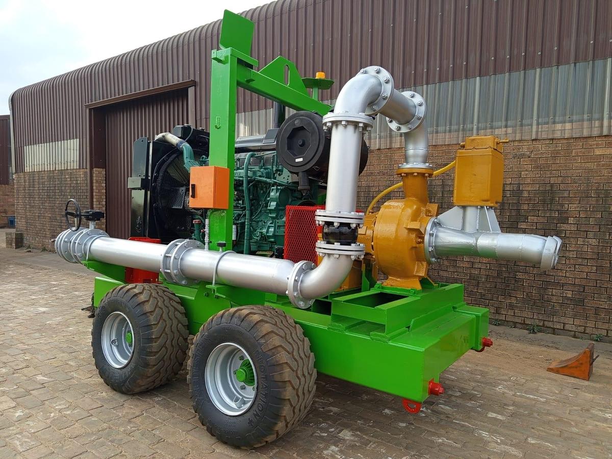 Used WATER PUMP ON A TRAILER WITH VOLVO ENGINE (BATTERIES NOT INCLUDED)