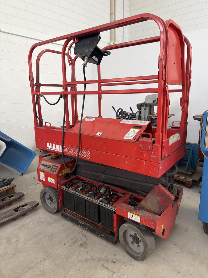 Usato PIATTAFORMA AEREA A BATTERIA 8 METRI ALZATA