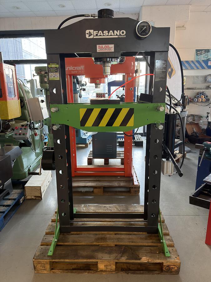 Usato PRESSA IDRAULICA MANUALE E PNEUMATICA CON PISTONE MOBILE