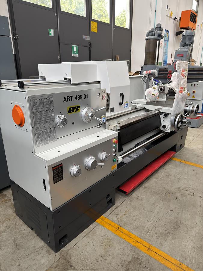 Tornio parallelo di precisione LTF modello 489.01 con potente motore trifase da 7,5 kW a 24 velocità per la massima precisione di regolazione.