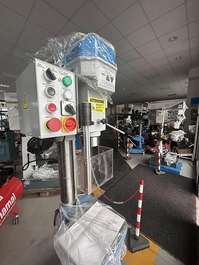 Usato Trapani nuovi tradizionali mod. 28 cm 3 con dispositivo di filettatura e 1 mandrino con riduzione in completamento