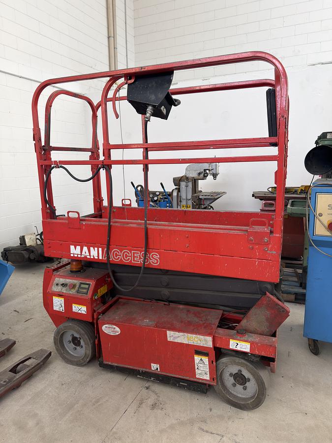 Usato PIATTAFORMA AEREA A BATTERIA 8 METRI ALZATA