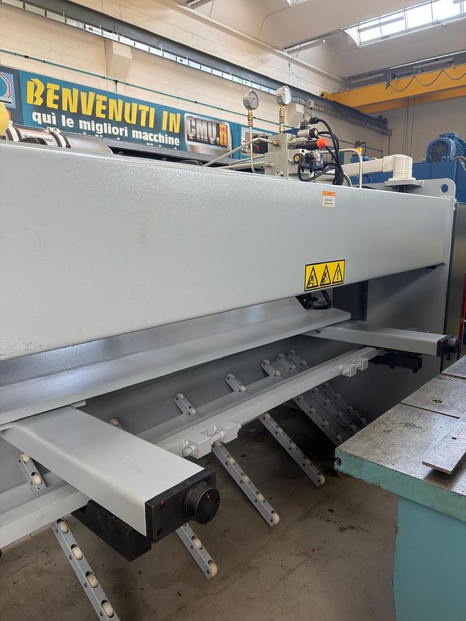 CESOIA A GHIGLIOTTINA OLEODINAMICA AD ANGOLO VARIABILE ADRIA MACHINE