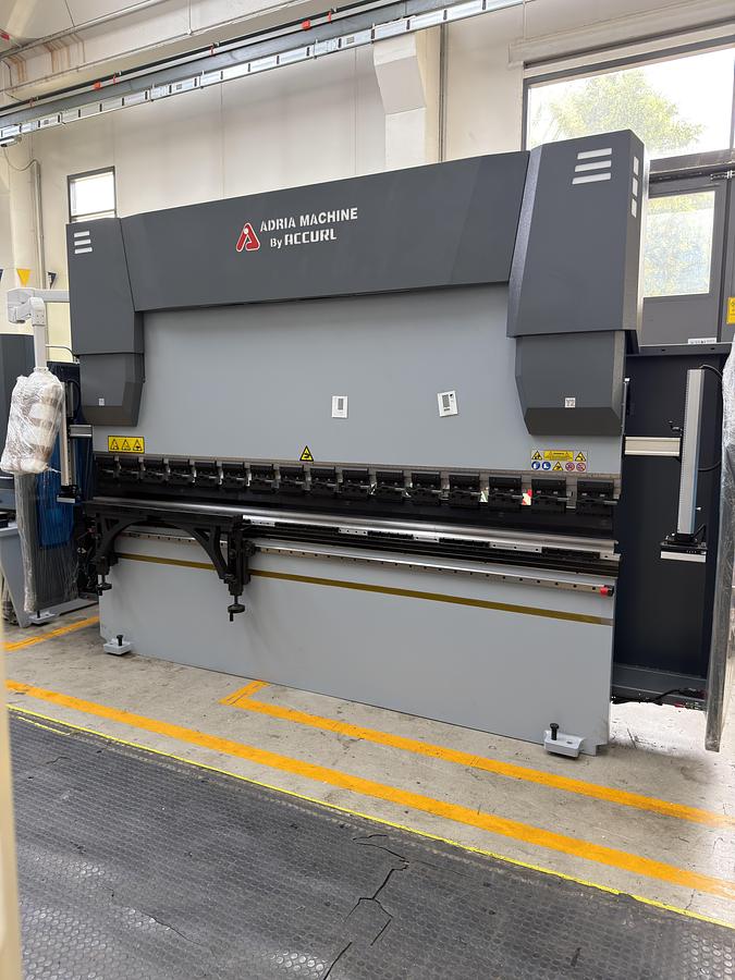 Usato PRESSA PIEGATRICE ADRIA MACHINE MOD B32135 A NORME 3000x135 ton  CE