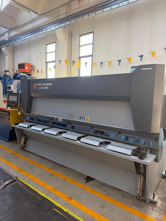 CESOIA A GHIGLIOTTINA OLEODINAMICA AD ANGOLO VARIABILE ADRIA MACHINE