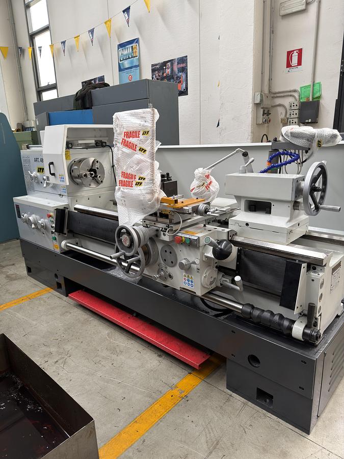 Tornio parallelo di precisione LTF modello 489.01 con potente motore trifase da 7,5 kW a 24 velocità per la massima precisione di regolazione.