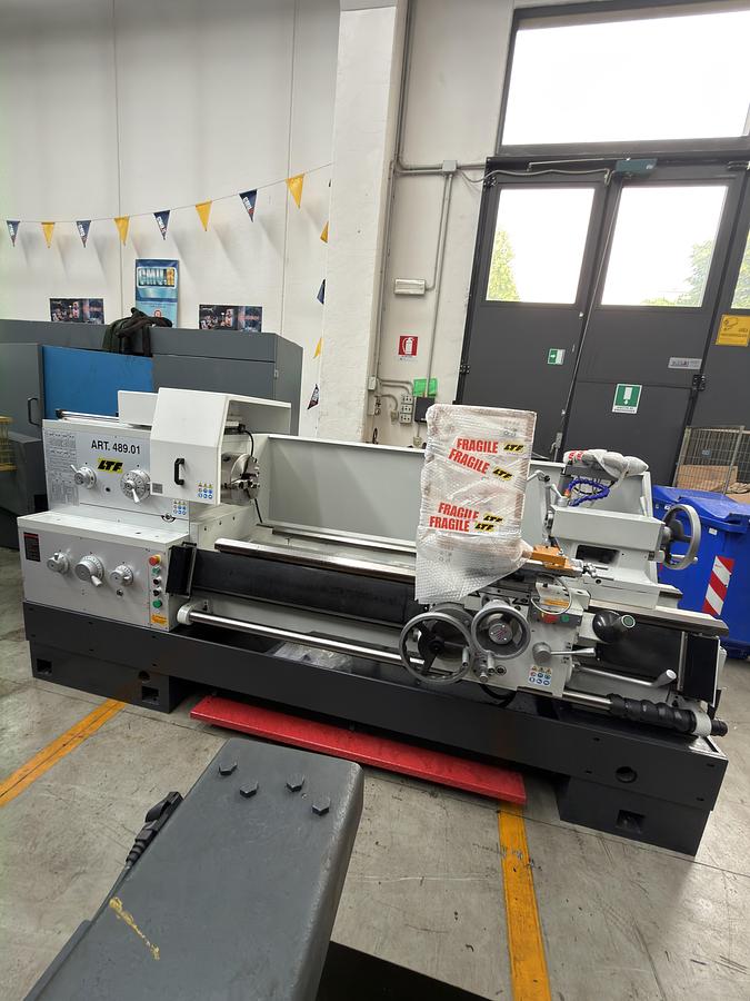 Tornio parallelo di precisione LTF modello 489.01 con potente motore trifase da 7,5 kW a 24 velocità per la massima precisione di regolazione.